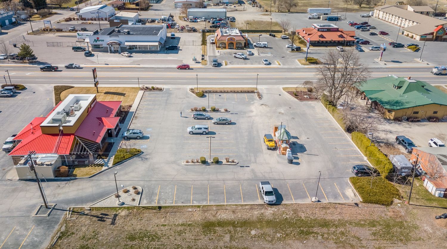 Hamilton Pizza Hut Parking Lot: 1006 N 1st St, Hamilton, MT 59840